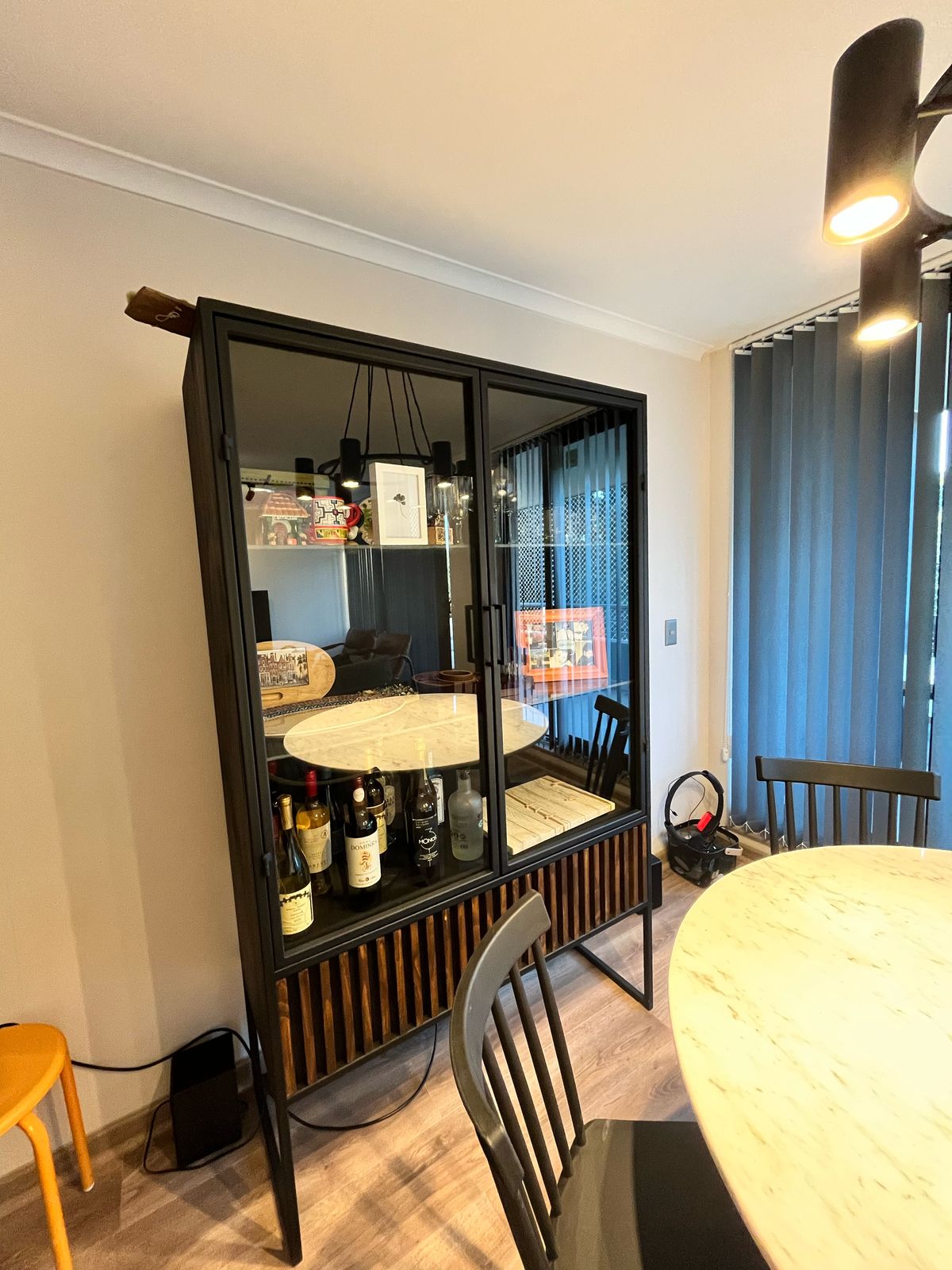 Vitrina de Vidrio y Madera con Marco Negro