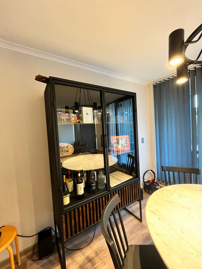 Vitrina de Vidrio y Madera con Marco Negro