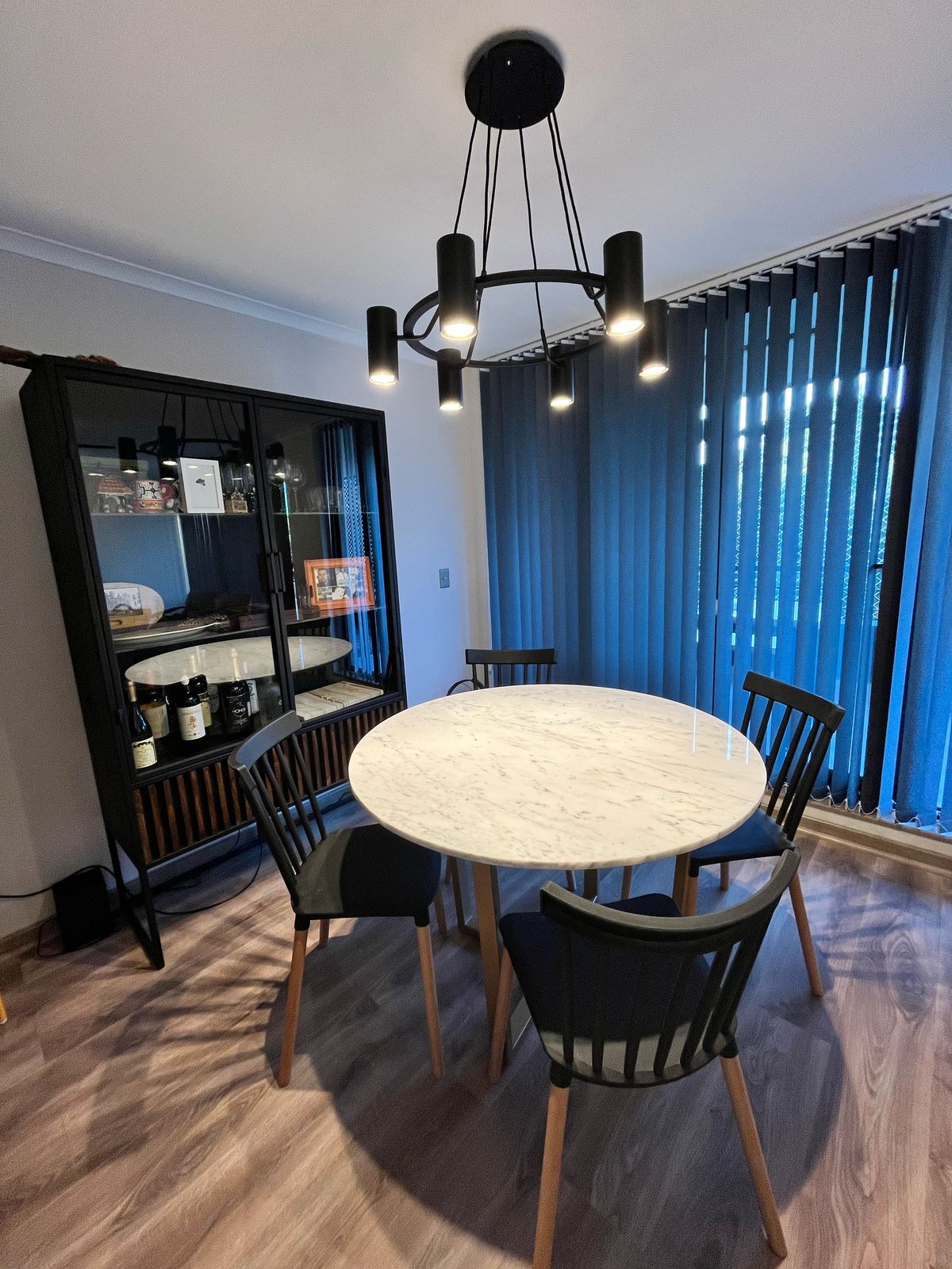 Vitrina de Vidrio y Madera con Marco Negro