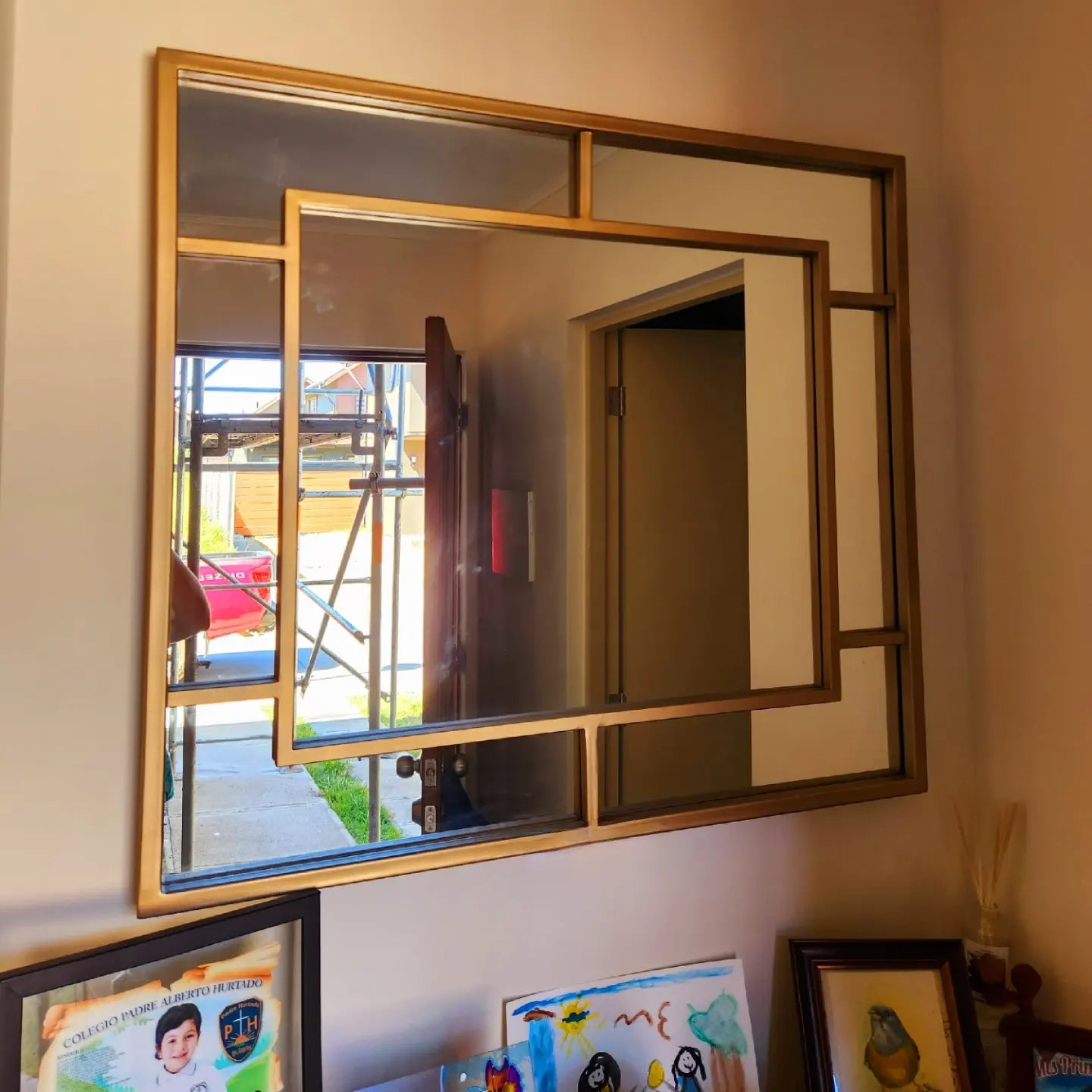 ESPEJO GEOMÉTRICO MODERNO – Marco Metálico Negro