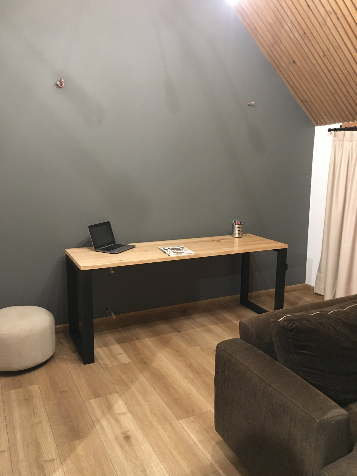 ESCRITORIO CORCHETE – 180×60×75 cm – Pino Radiata 30 mm + Estructura Metálica - Vitrificado Natural / Blanco