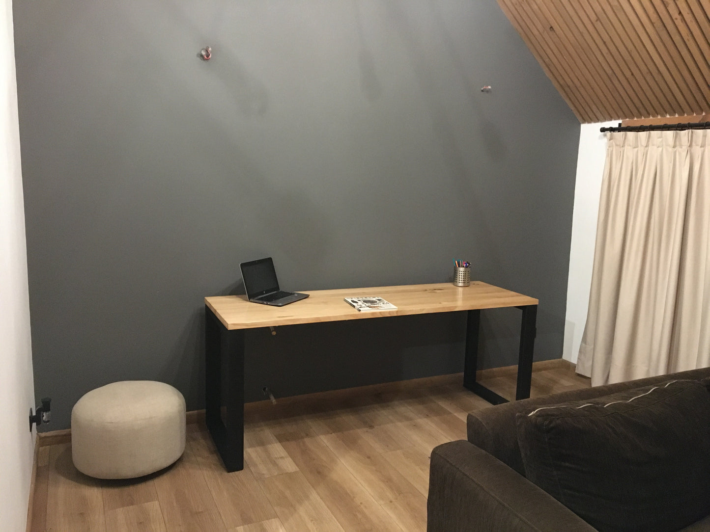 ESCRITORIO CORCHETE – 180×60×75 cm – Pino Radiata 30 mm + Estructura Metálica