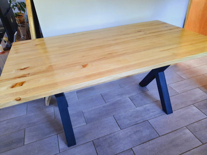 MESA DE COMEDOR MODELO X – Base Metálica + Cubierta en Pino Oregon o Radiata