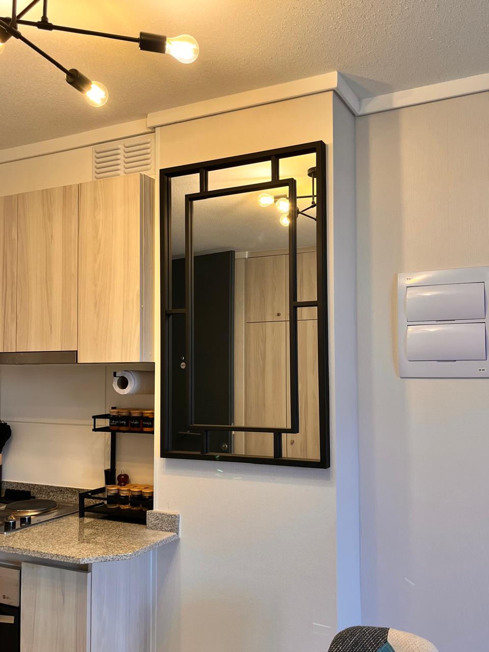 ESPEJO GEOMÉTRICO MODERNO – Marco Metálico Negro