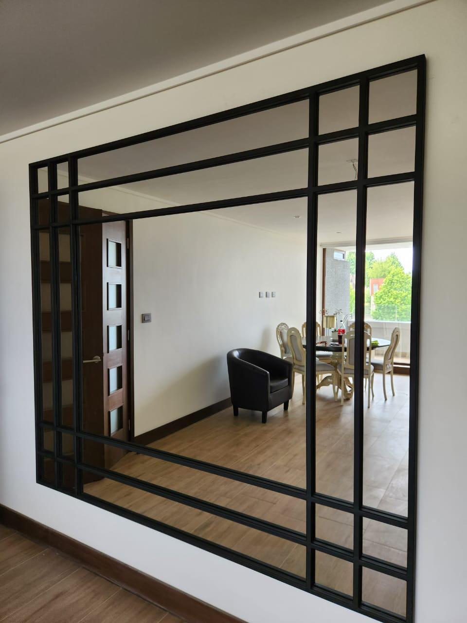 Espejo — Diseño Contemporáneo en Marco Metálico Negro