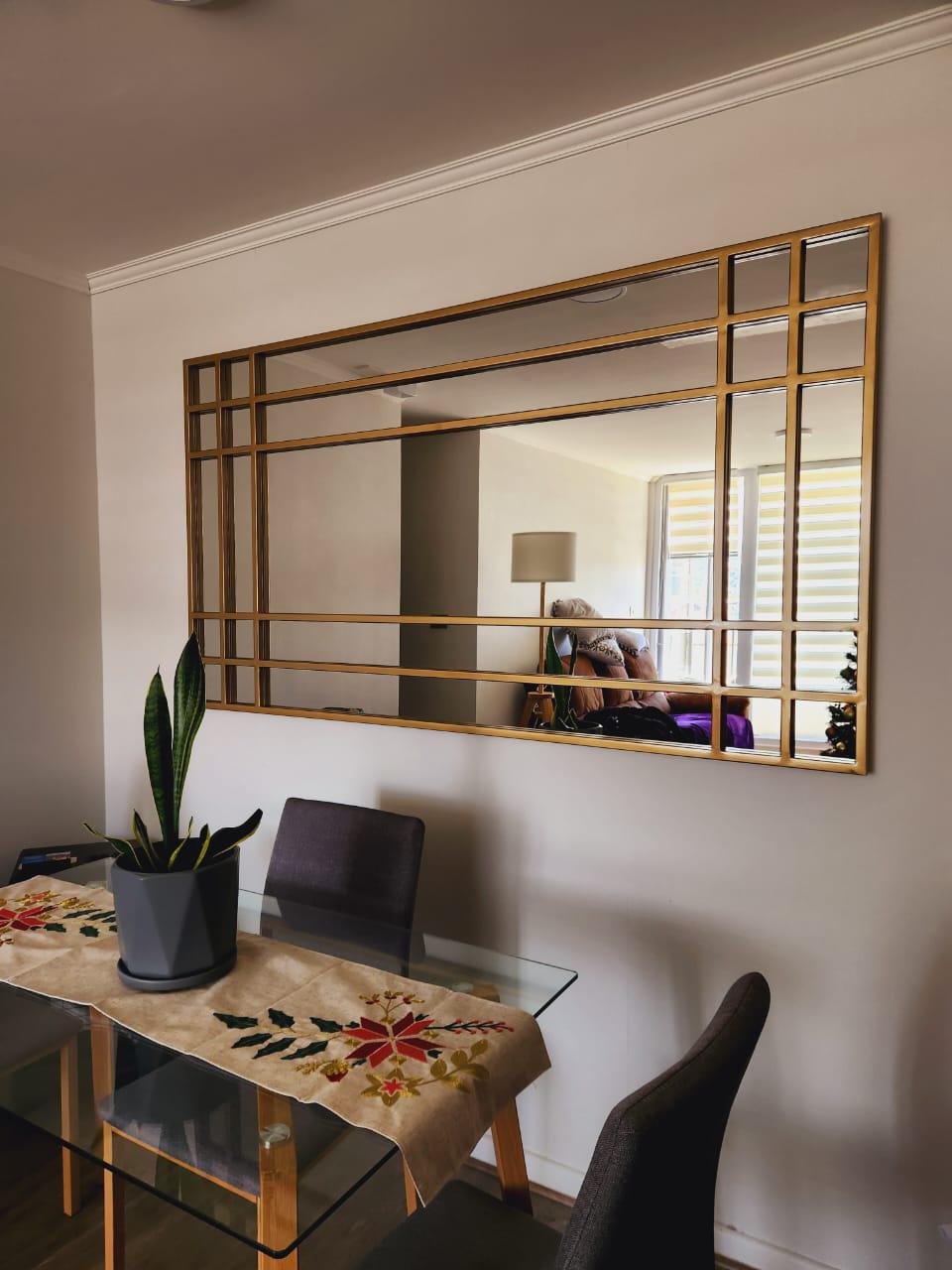 Espejo — Diseño Contemporáneo en Marco Metálico Negro