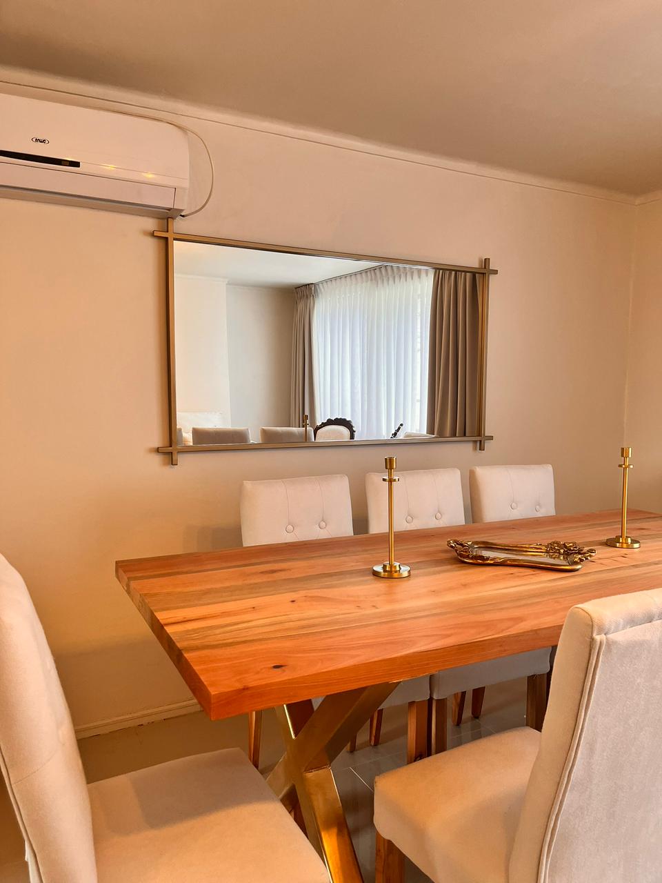 ESPEJO – Vertical Minimalista de Gran Altura para Espacios Amplios