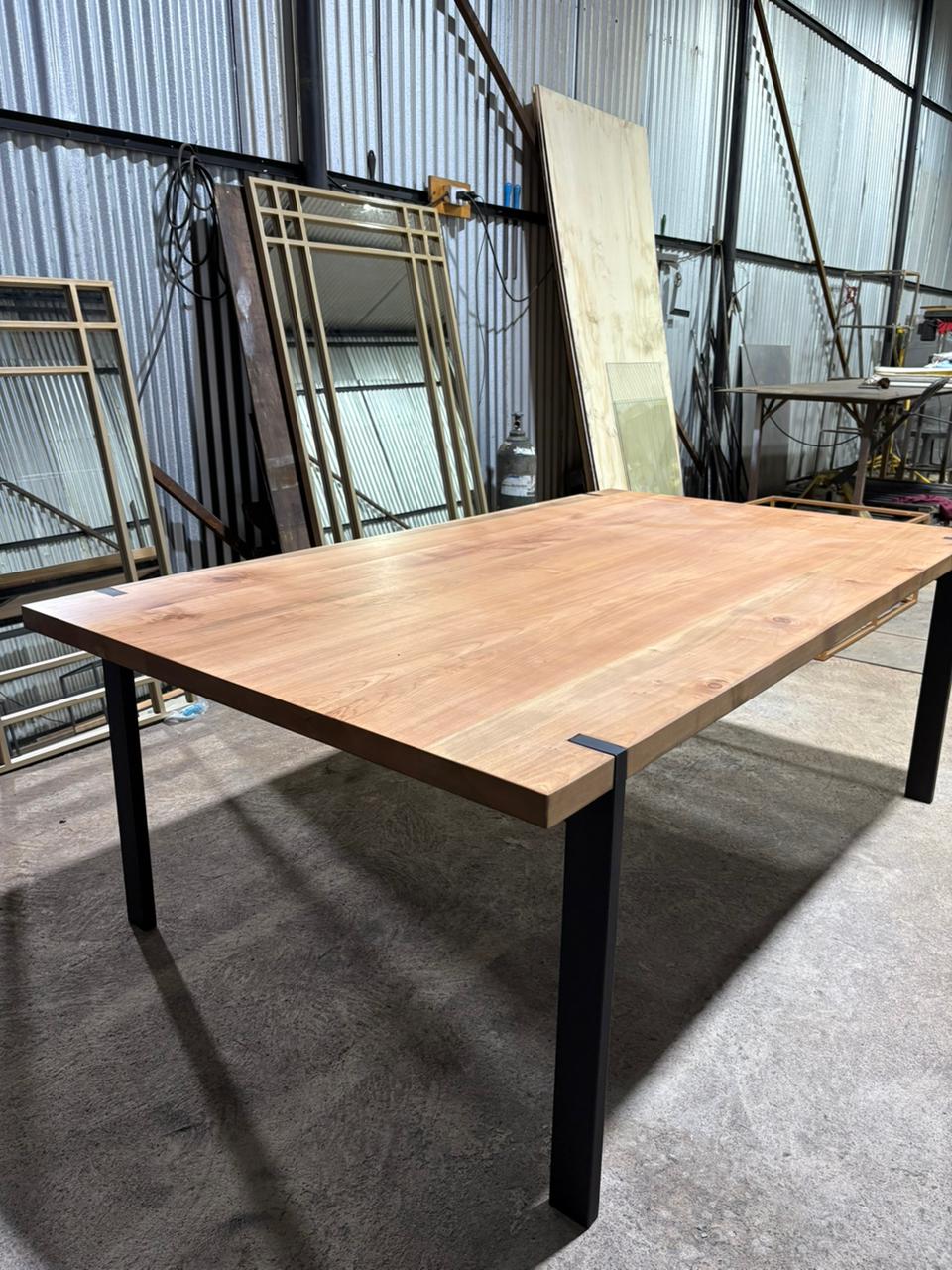 MESA DE RAULÍ – 45 mm Macizo + Base Metálica Premium