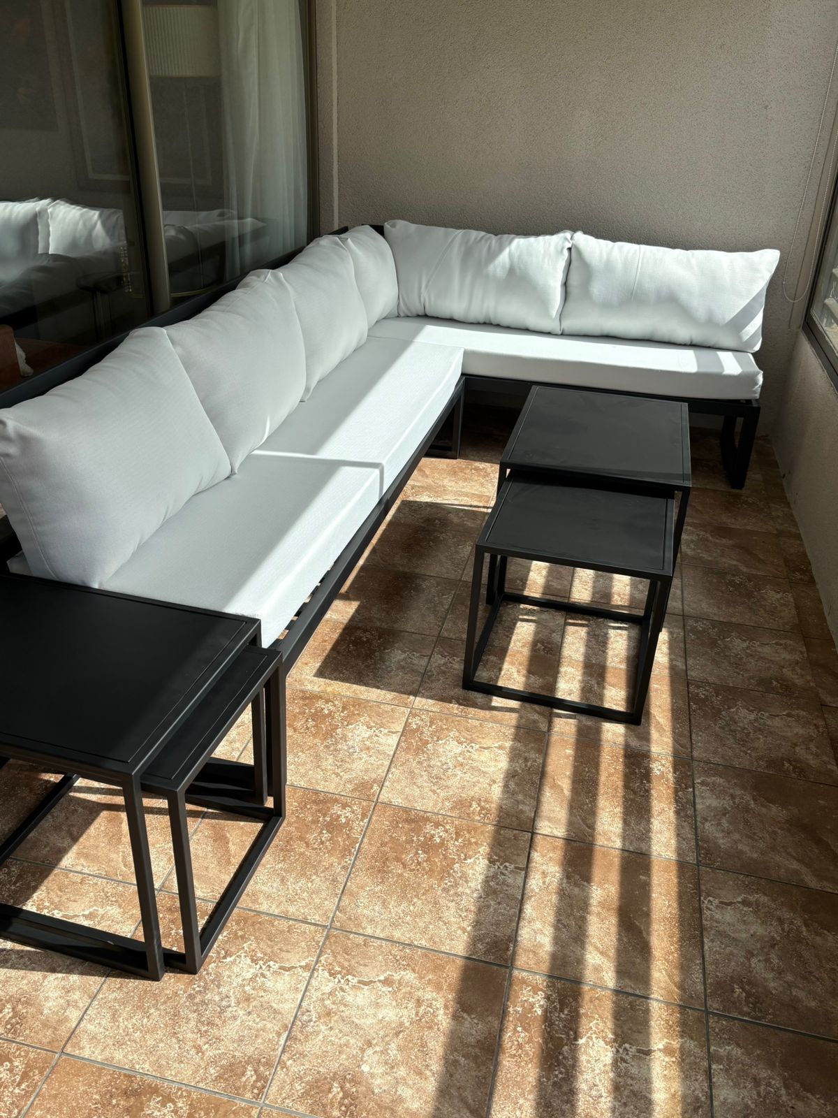 Juego de Terraza 4 – Diseño en L + Mesas Nido Laterales y Central