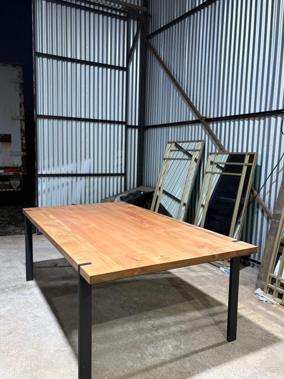 MESA DE RAULÍ – 45 mm Macizo + Base Metálica Premium